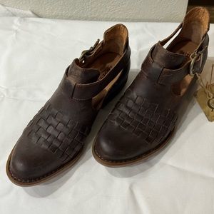 Born Women’s Viveka Pyramid Booties NWT